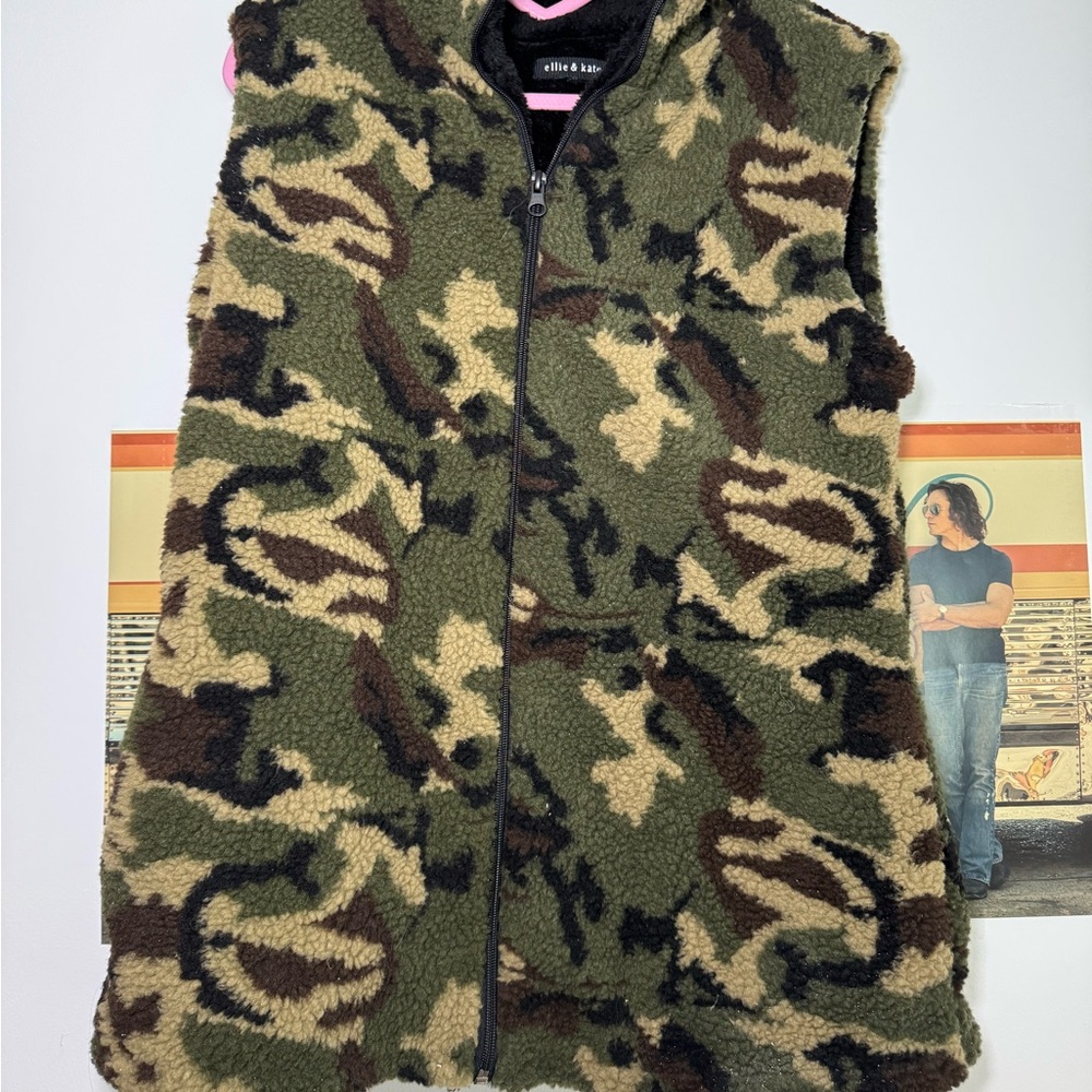 Camo fleece vest with zipper sized M